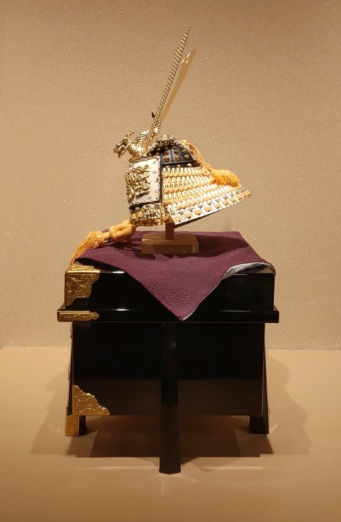 Kabuto decoration with black lacquered chest