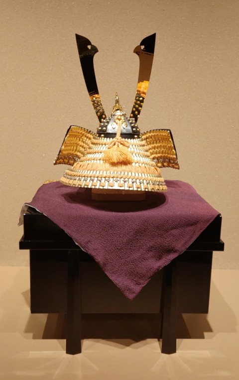 Kabuto decoration with black lacquered chest