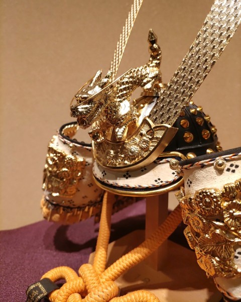 Kabuto decoration with black lacquered chest